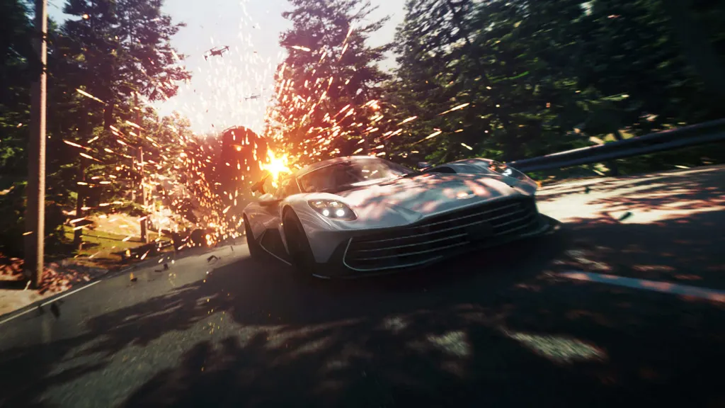 Aston Martin Valhalla уходит от взрыва на лесной дороге в испытании Valhalla Protocol игры 007 First Light
